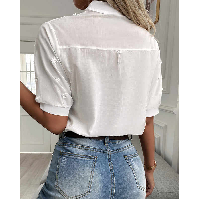 "Damenbluse mit eleganten Puffärmeln in Weiß, stilvolle Mode, vielseitig kombinierbar für Büro und Freizeit."