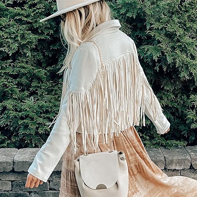 "Damenjacke aus weichem Wildleder mit Fransen und Reverskragen, vielseitig für elegante und lässige Anlässe tragbar."