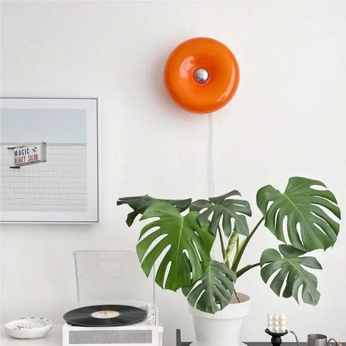 "Donut Tischlampe mit LED, runden Formen, Touch-Dimmer, in edlem Glas und Metall, ideal als stilvolle Tischleuchte."