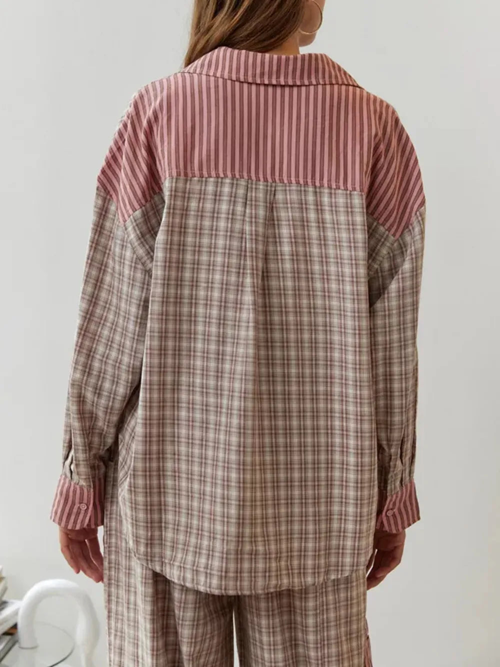 "Eine Frau trägt ein 2-teiliges Vintage Pyjama-Set mit kariertem Muster, perfekt für gemütliche Abende zu Hause."