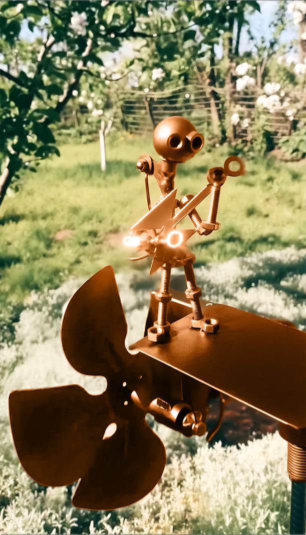 Einzigartiges handgeschweißtes Windrad mit Gitarrenmotiv, Musikerfiguren für die Dekoration von Garten, Balkon oder Terrasse.