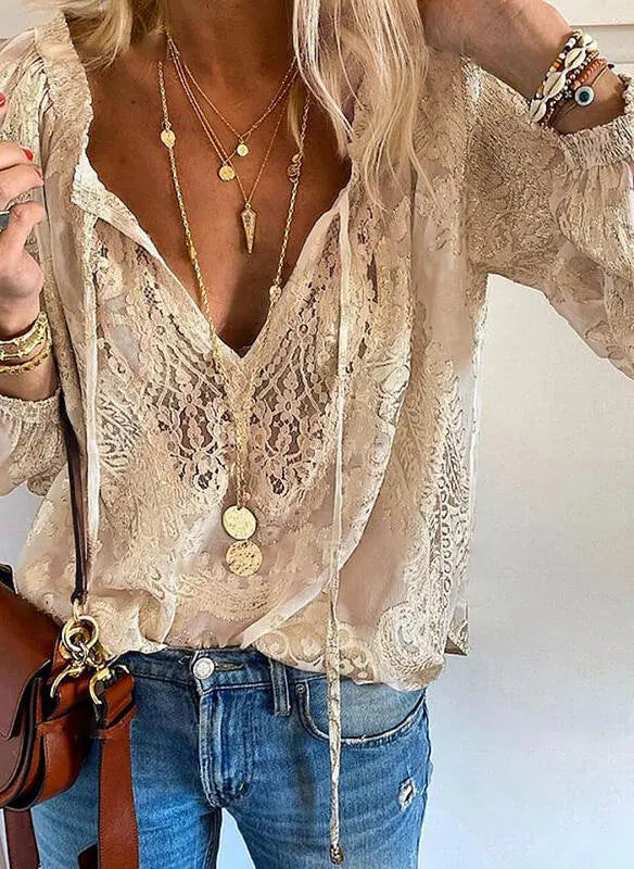 Elegante Boho-Damenbluse mit gespaltenem Ausschnitt, luftigem Stoff, lässigem Schnitt ideal für vielseitige Freizeitlooks.