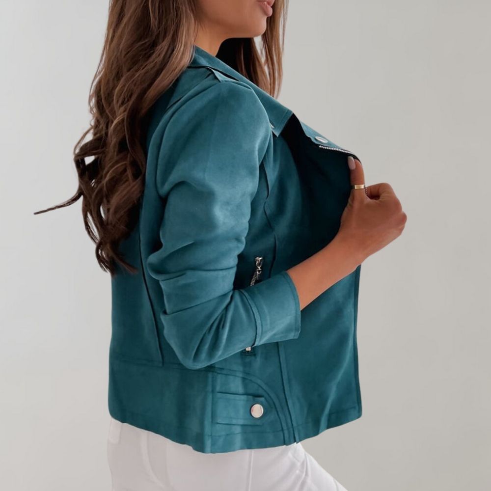 "Elegante Damen Bikerjacke aus Wildleder, modern mit Reißverschluss und taillierter Silhouette, ideal für schicke Looks."