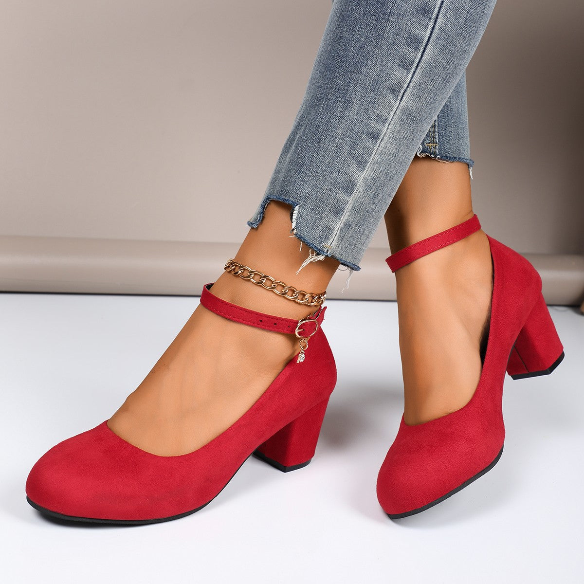 Elegante Damen Blockabsatz-Pumps in Rot-Schwarz aus Velours mit verstellbarem Knöchelriemen für stilvollen Tragekomfort.