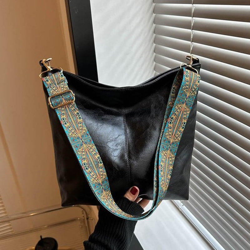 Elegante Damen Schultertasche in Vintage-Optik, Vorderansicht, beige Farbe, stilvoll, praktisch, robustes PU-Material.
