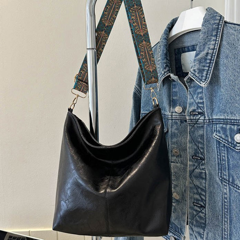 Elegante Damen Schultertasche in Vintage-Optik, Vorderansicht, beige Farbe, stilvoll, praktisch, robustes PU-Material.