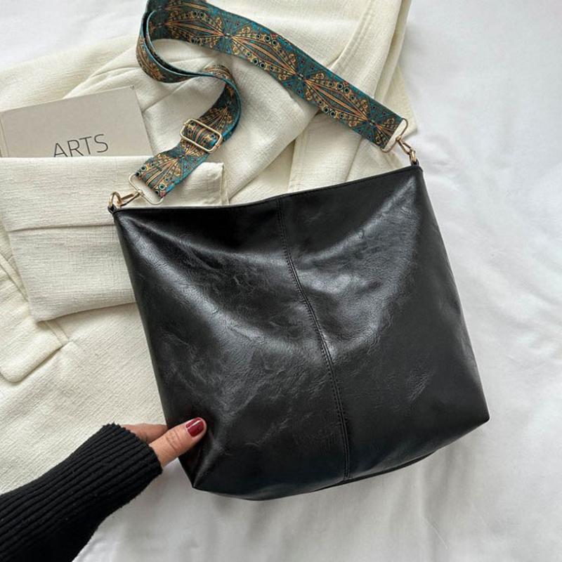 Elegante Damen Schultertasche in Vintage-Optik, Vorderansicht, beige Farbe, stilvoll, praktisch, robustes PU-Material.