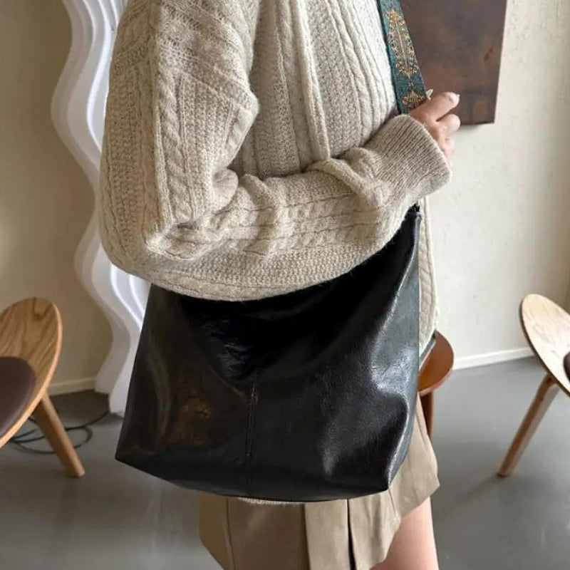 Elegante Damen Schultertasche in Vintage-Optik, Vorderansicht, beige Farbe, stilvoll, praktisch, robustes PU-Material.