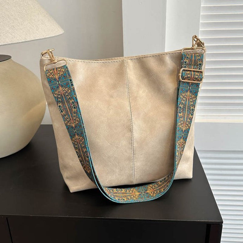 Elegante Damen Schultertasche in Vintage-Optik, Vorderansicht, beige Farbe, stilvoll, praktisch, robustes PU-Material.