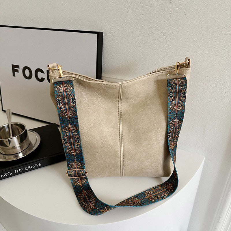 Elegante Damen Schultertasche in Vintage-Optik, Vorderansicht, beige Farbe, stilvoll, praktisch, robustes PU-Material.