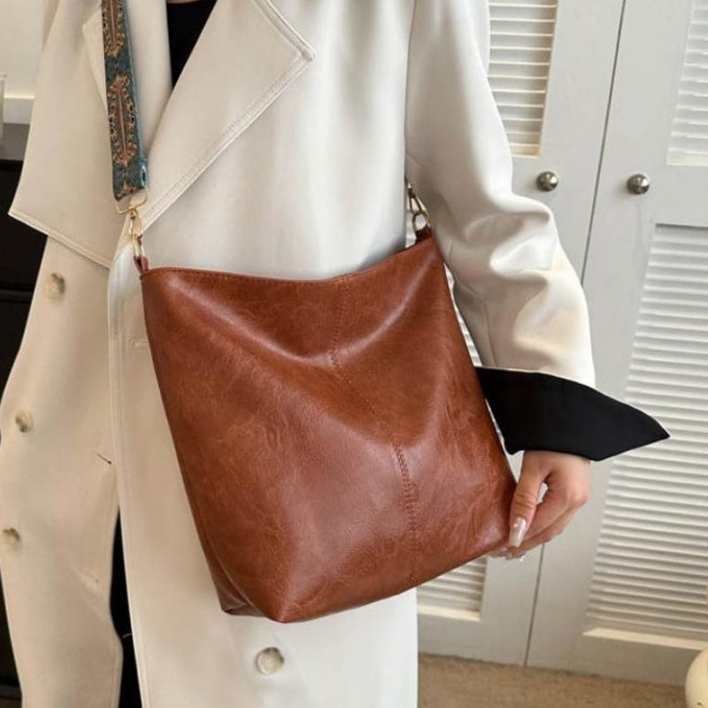 Elegante Damen Schultertasche in Vintage-Optik, Vorderansicht, beige Farbe, stilvoll, praktisch, robustes PU-Material.