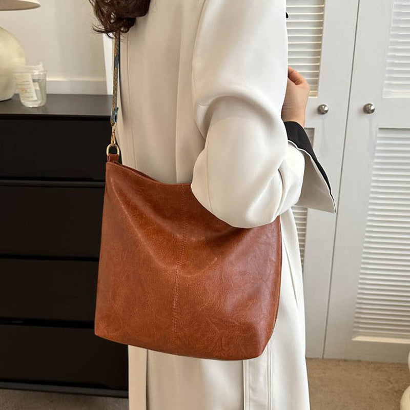 Elegante Damen Schultertasche in Vintage-Optik, Vorderansicht, beige Farbe, stilvoll, praktisch, robustes PU-Material.