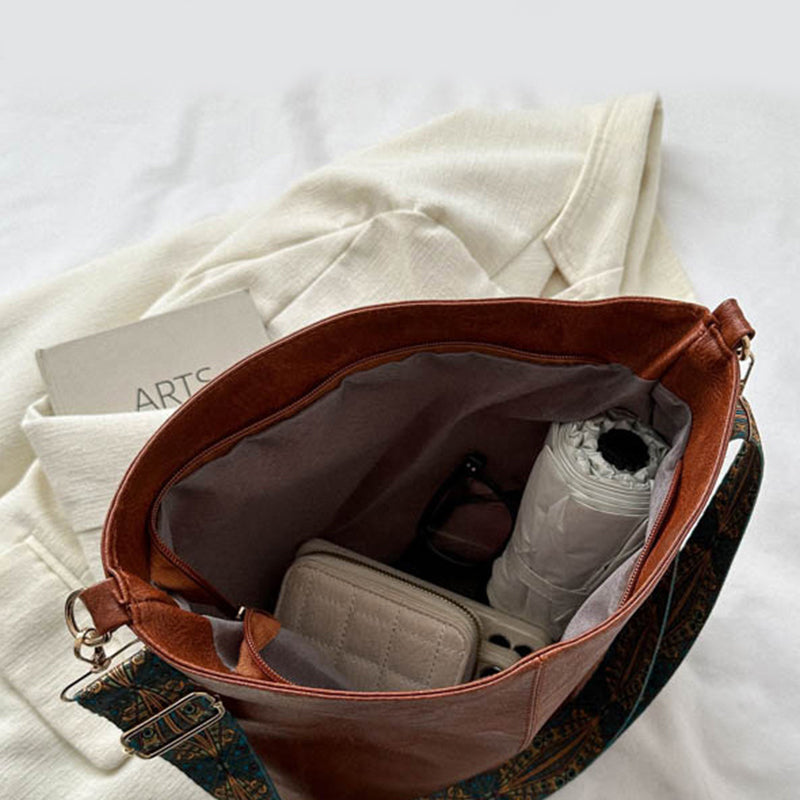 Elegante Damen Schultertasche in Vintage-Optik, Vorderansicht, beige Farbe, stilvoll, praktisch, robustes PU-Material.