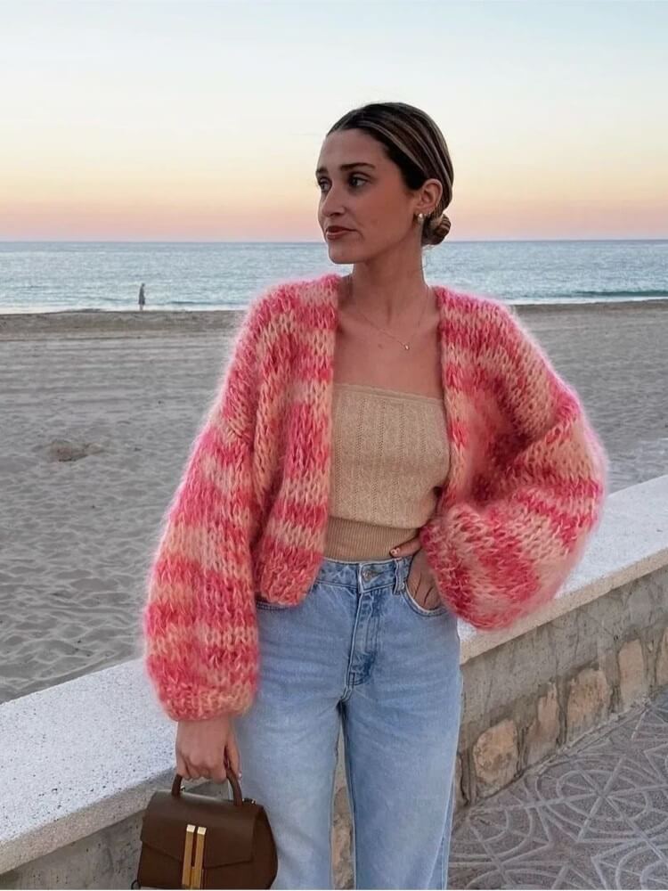 Elegante Damen Strickjacke mit offenem Design und weichem Material, Frontansicht, ideal für moderne und komfortable Outfits.