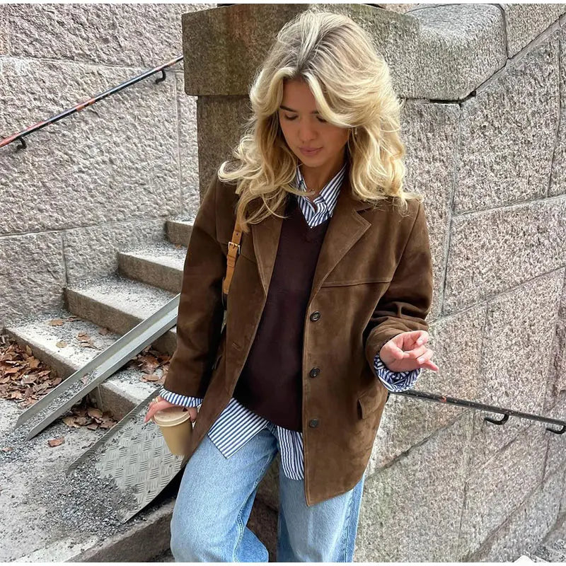 "Elegante Damen Wildlederjacke, beige, minimalistisches Design, komfortabel, luxuriöse Mode, zeitloser Stil."