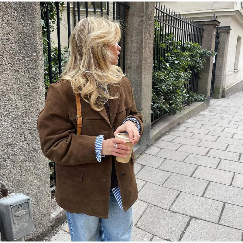"Elegante Damen Wildlederjacke, beige, minimalistisches Design, komfortabel, luxuriöse Mode, zeitloser Stil."