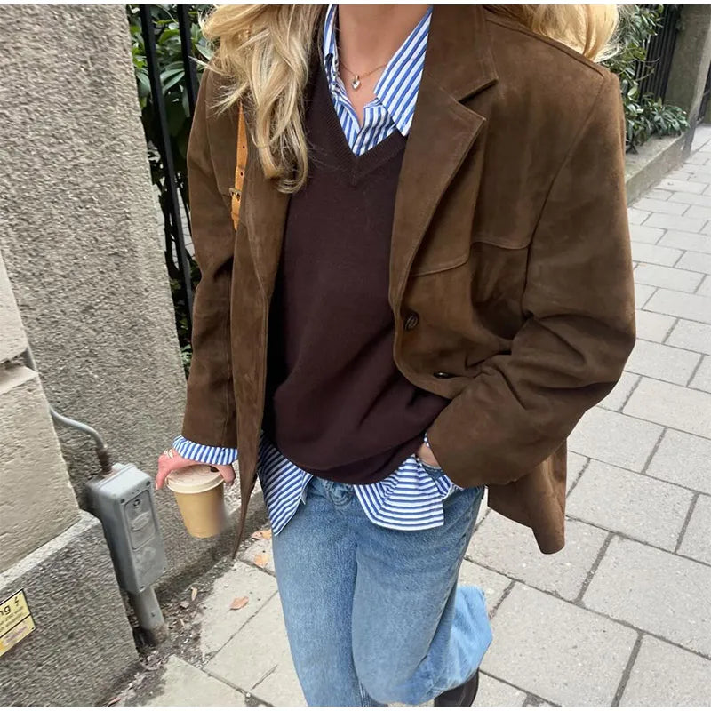 "Elegante Damen Wildlederjacke, beige, minimalistisches Design, komfortabel, luxuriöse Mode, zeitloser Stil."