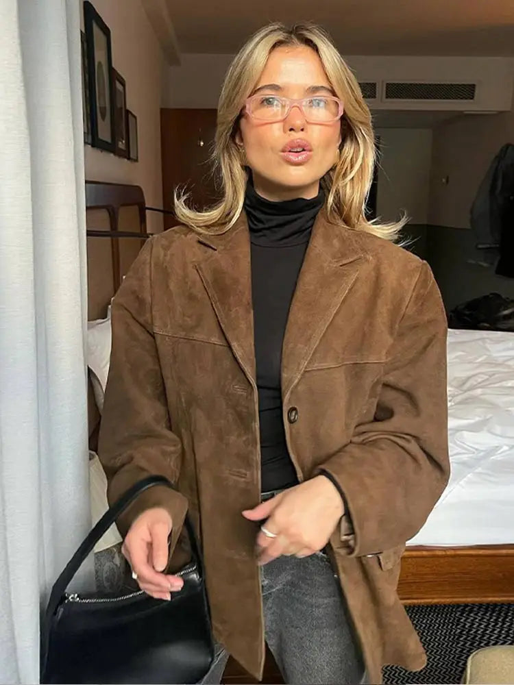 "Elegante Damen Wildlederjacke, beige, minimalistisches Design, komfortabel, luxuriöse Mode, zeitloser Stil."