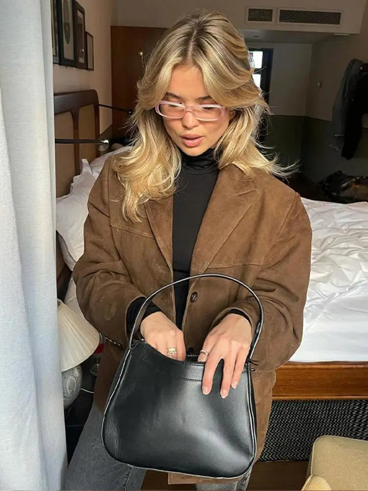 "Elegante Damen Wildlederjacke, beige, minimalistisches Design, komfortabel, luxuriöse Mode, zeitloser Stil."