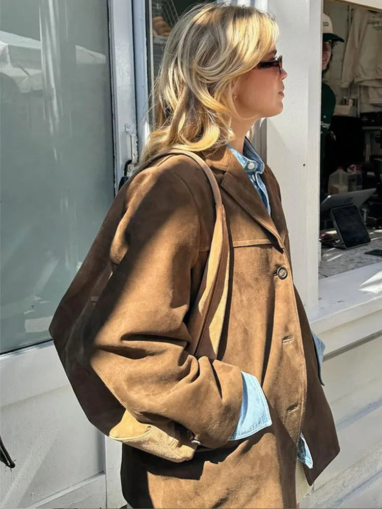 "Elegante Damen Wildlederjacke, beige, minimalistisches Design, komfortabel, luxuriöse Mode, zeitloser Stil."