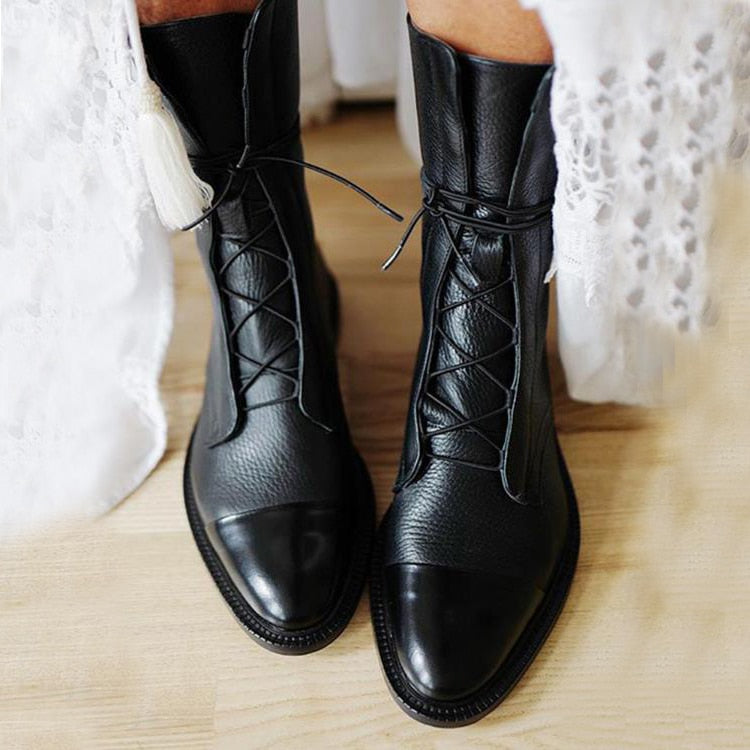 Elegante Damen-Stiefeletten mit Absatz, Vintage-Design, schwarzes Öko-Leder, warmes Baumwollfutter, klassische Schnürung.
