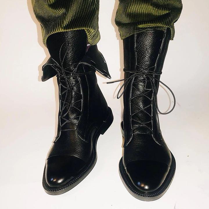 Elegante Damen-Stiefeletten mit Absatz, Vintage-Design, schwarzes Öko-Leder, warmes Baumwollfutter, klassische Schnürung.