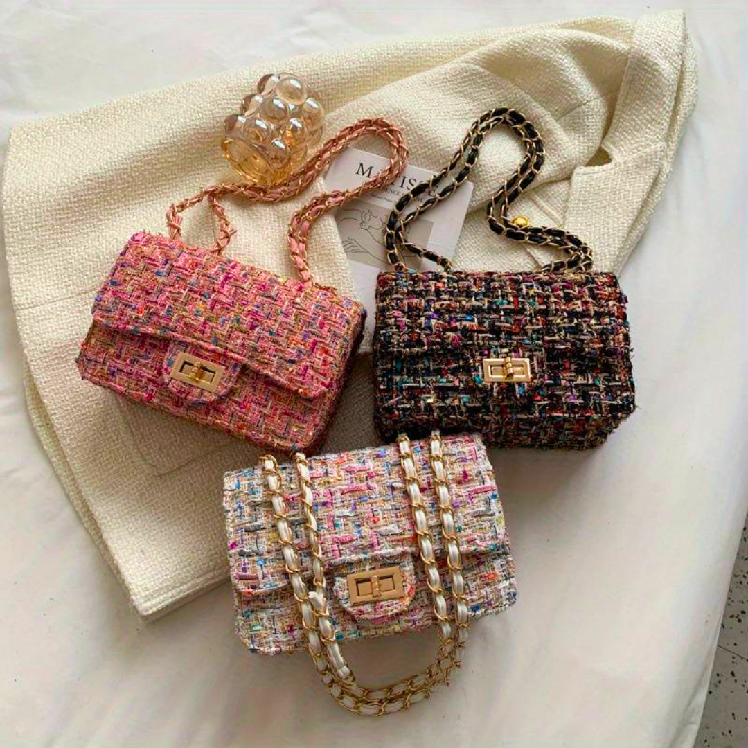 Elegante Damen-Umhängetasche in Rosa, Seitenansicht, zeitloses Design, 14x8x21 cm, modisches Accessoire für jeden Anlass.