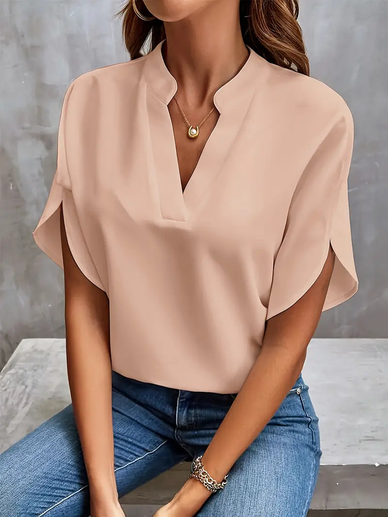 Elegante Damenbluse in hellem Stoff, ideal für Alltag und Büro, Vorderansicht mit klassischem Design und leichter Passform.