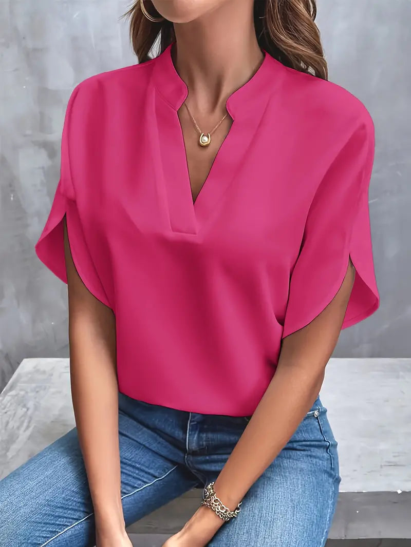 Elegante Damenbluse in hellem Stoff, ideal für Alltag und Büro, Vorderansicht mit klassischem Design und leichter Passform.