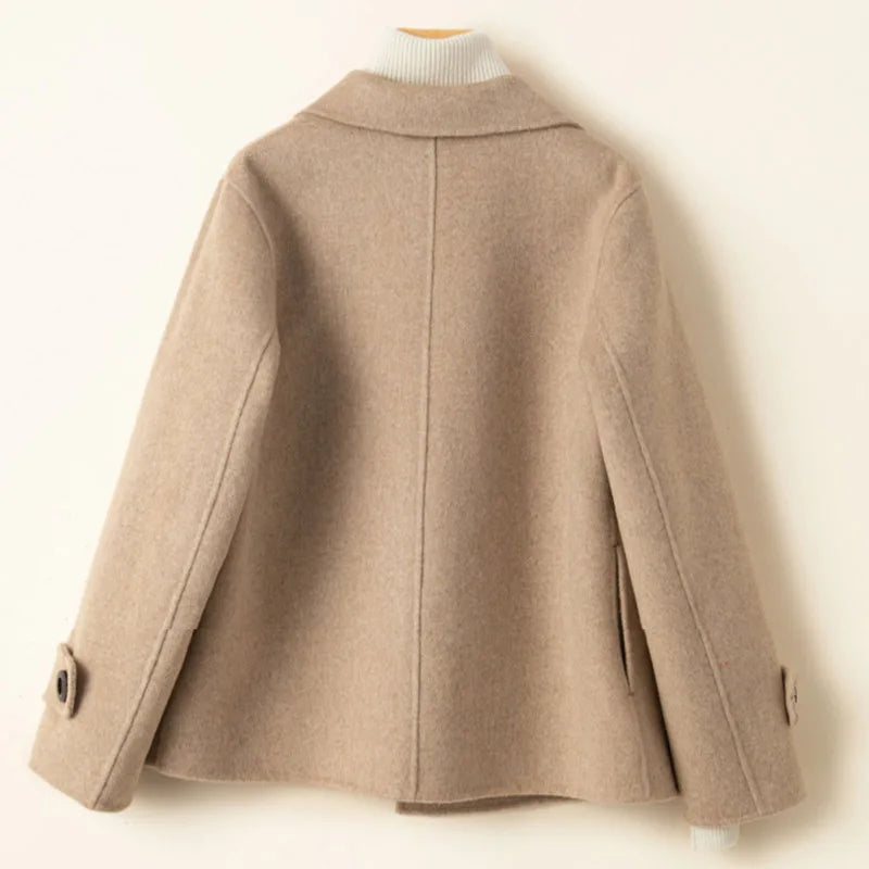 "Elegante Damenjacke aus luxuriösem Stoff in stilvoller, taillierter Passform, ideal für vielseitige Outfits."