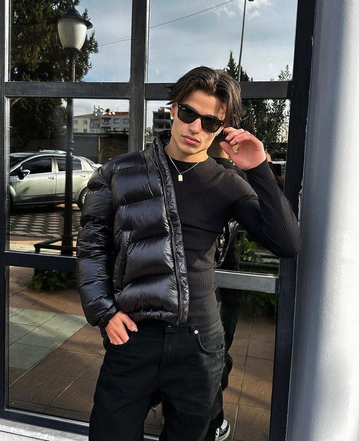 "Elegante Herren Pufferjacke, wasserabweisend, federleicht, mit glänzendem Finish und hohem Kragen für stilvolle Auftritte."
