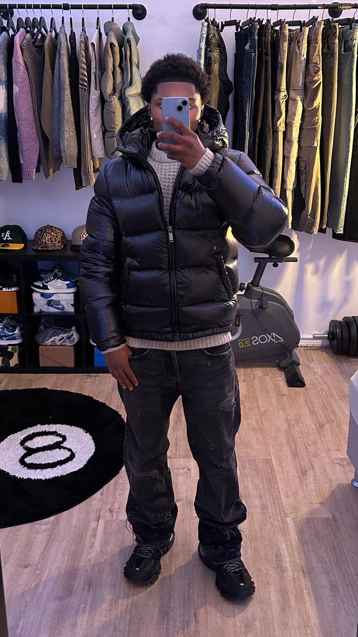 "Elegante Herren Pufferjacke, wasserabweisend, federleicht, mit glänzendem Finish und hohem Kragen für stilvolle Auftritte."