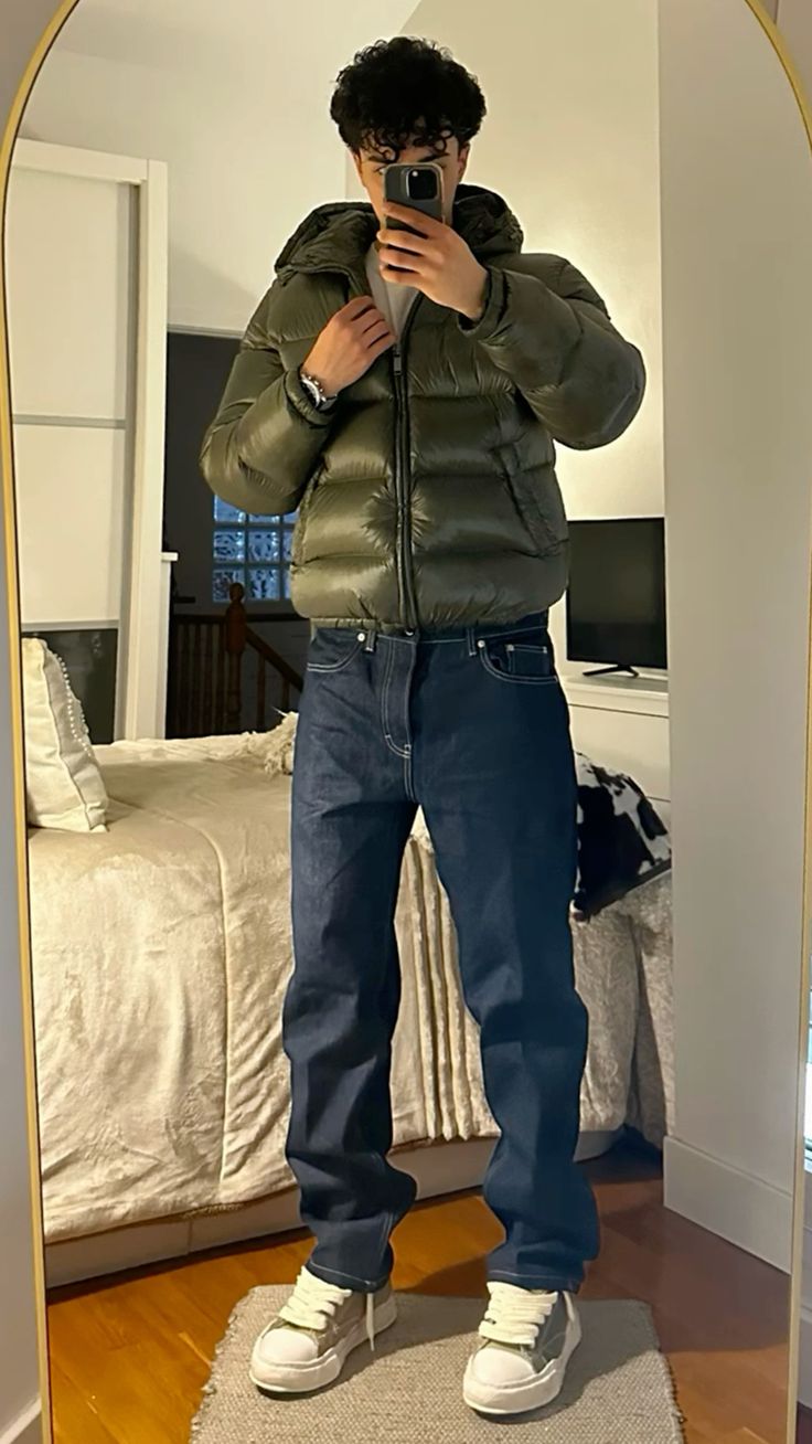 "Elegante Herren Pufferjacke, wasserabweisend, federleicht, mit glänzendem Finish und hohem Kragen für stilvolle Auftritte."