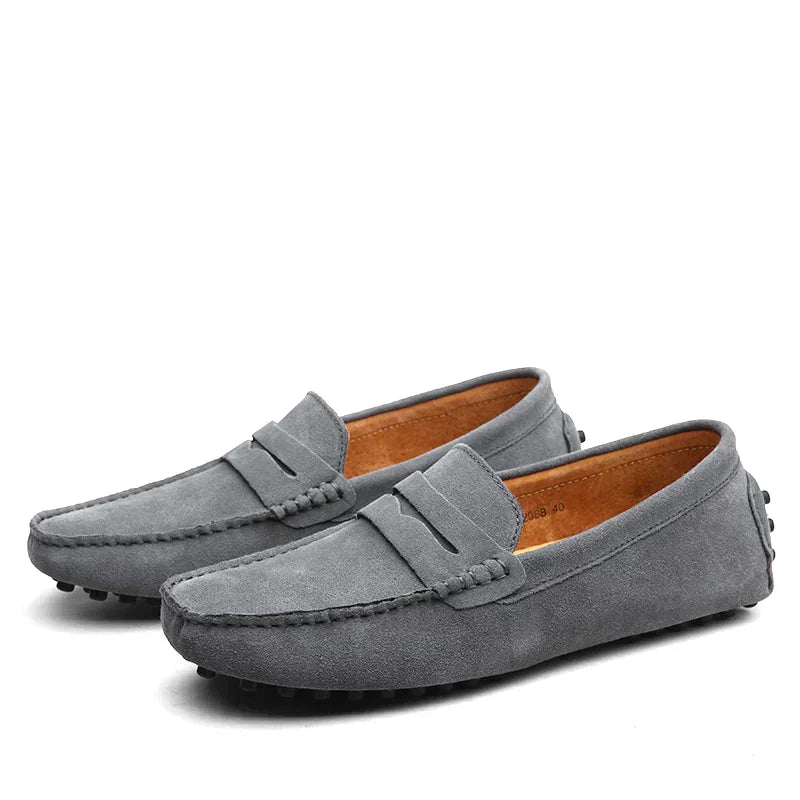 "Elegante Herren-Wildleder Slipper, italienischer Stil, in verschiedenen Farben, komfortabel und zeitloses Design."