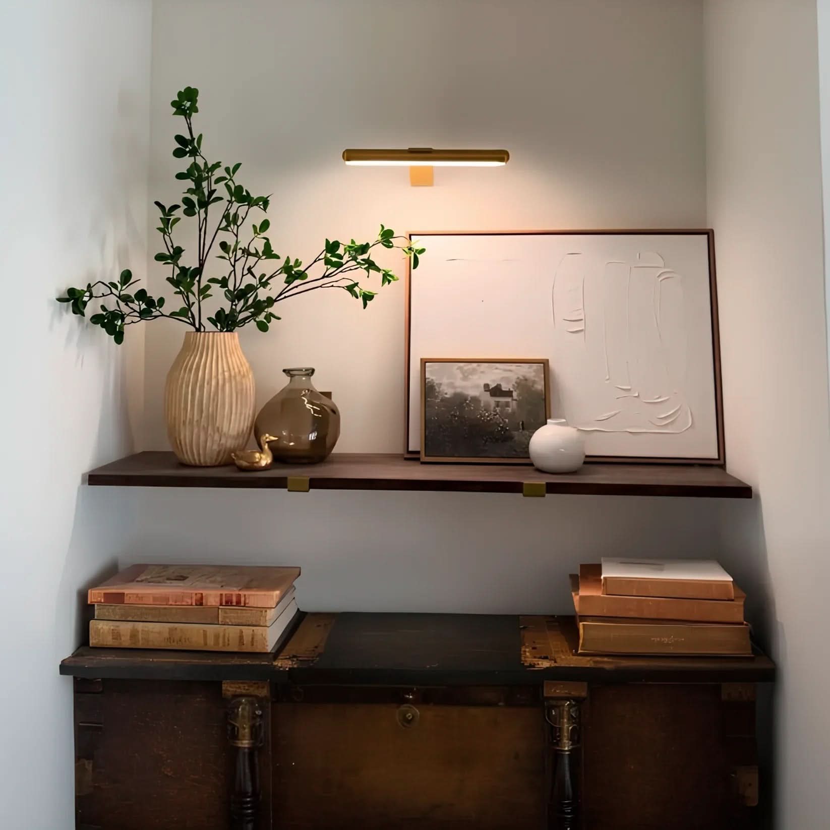 Elegante KILA Wandleuchte aus Metall, kabellos, LED, einstellbar, in Gold, Roségold, Schwarz & Weiß passend zu jedem Raum.