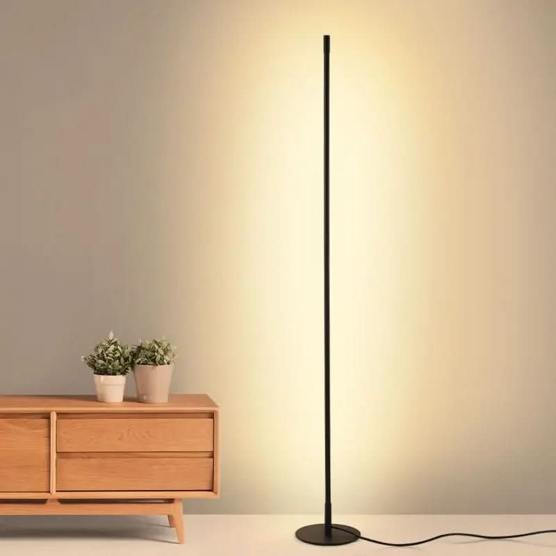 "Elegante LED-Stehlampe, minimalistisch und schlank, bietet warmweiße, blendfreie Beleuchtung für stilvolle Raumgestaltung."