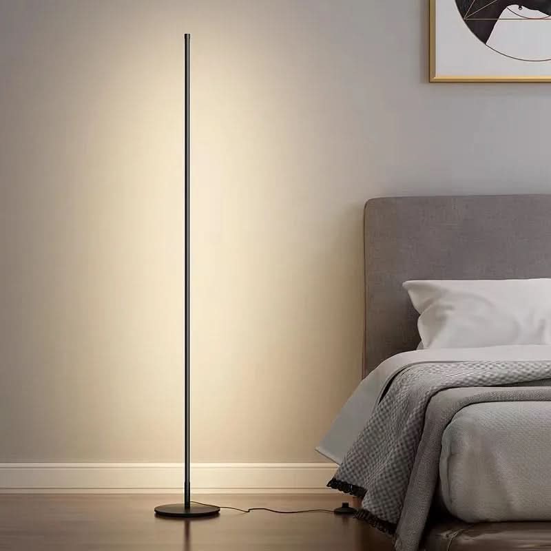 "Elegante LED-Stehlampe, minimalistisch und schlank, bietet warmweiße, blendfreie Beleuchtung für stilvolle Raumgestaltung."