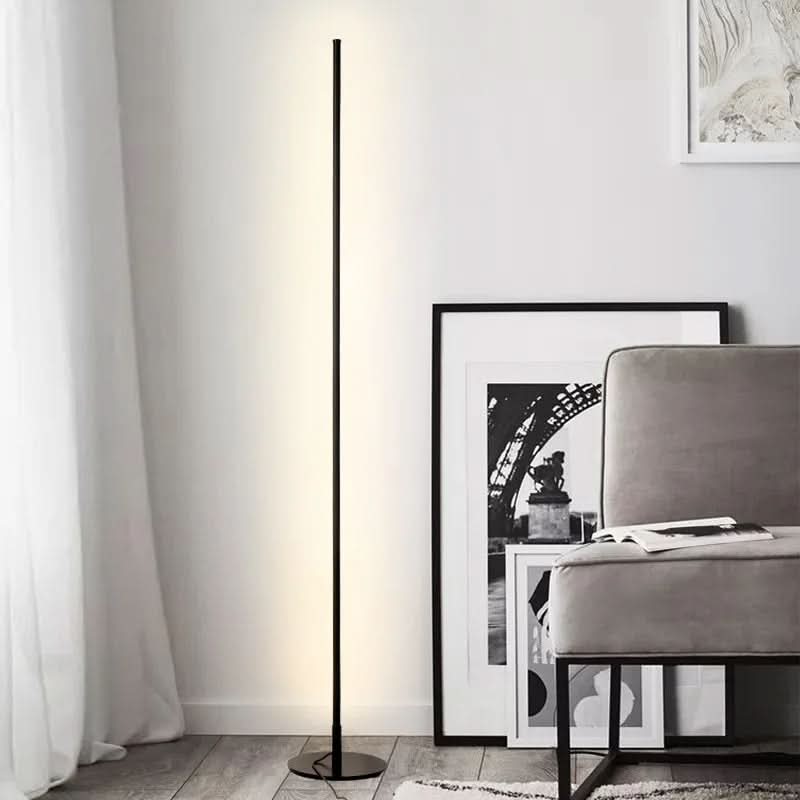 "Elegante LED-Stehlampe, minimalistisch und schlank, bietet warmweiße, blendfreie Beleuchtung für stilvolle Raumgestaltung."