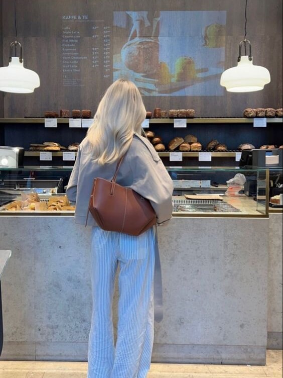 "Elegante Vintage Damen Tote Bag aus Leder mit geräumigem Inneren und vielseitigem Design, Frontansicht"