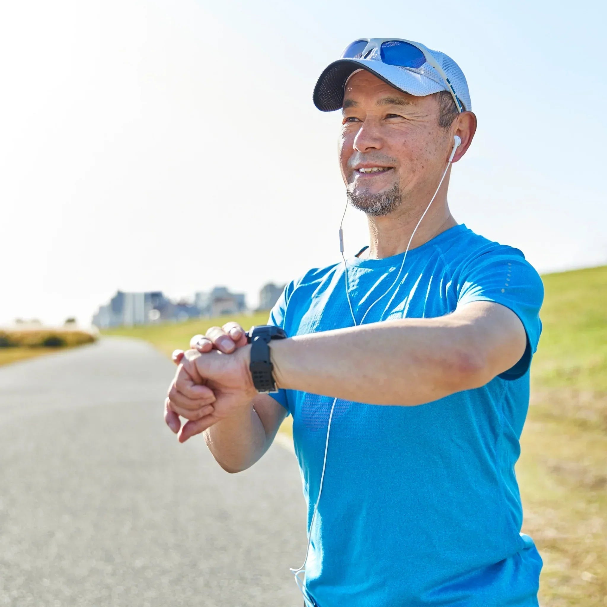 "Elegante VitalPulse Armbanduhr in Babypink mit Herzfrequenzmesser und modernem Design, perfekt für Alltag und Fitness."