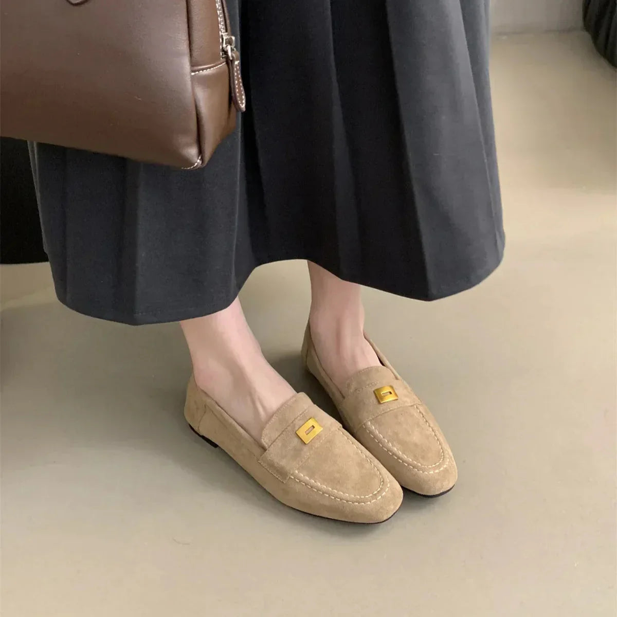 Detaljert visning av spennen og semsket skinn