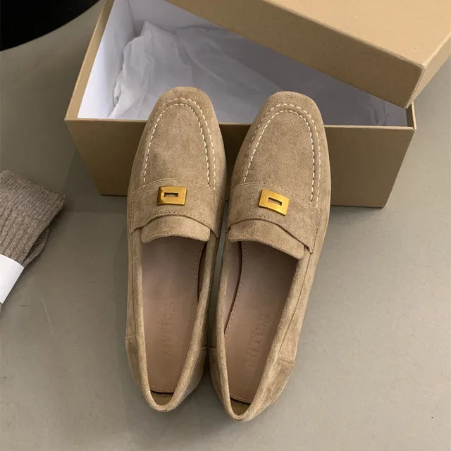 "Elegante Wildleder-Loafers für Damen mit Metall-Schnalle, flache Sohle für ganztägigen Komfort, britisches Design."