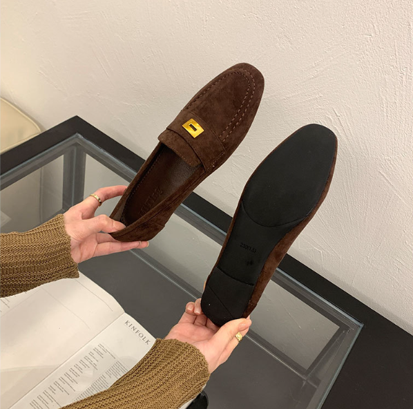"Elegante Wildleder-Loafers für Damen mit Metall-Schnalle, flache Sohle für ganztägigen Komfort, britisches Design."
