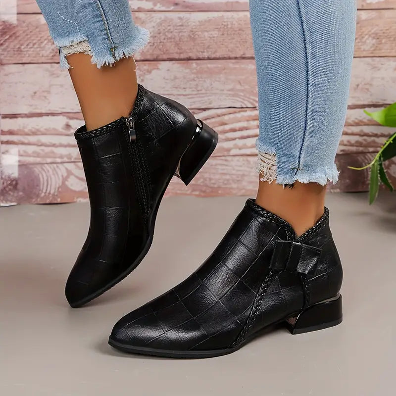 Elegante knöchelhohe Damenschuhe in Beige mit niedrigem Absatz, perfekt für Büro und Freizeit, bieten Komfort und Stil.