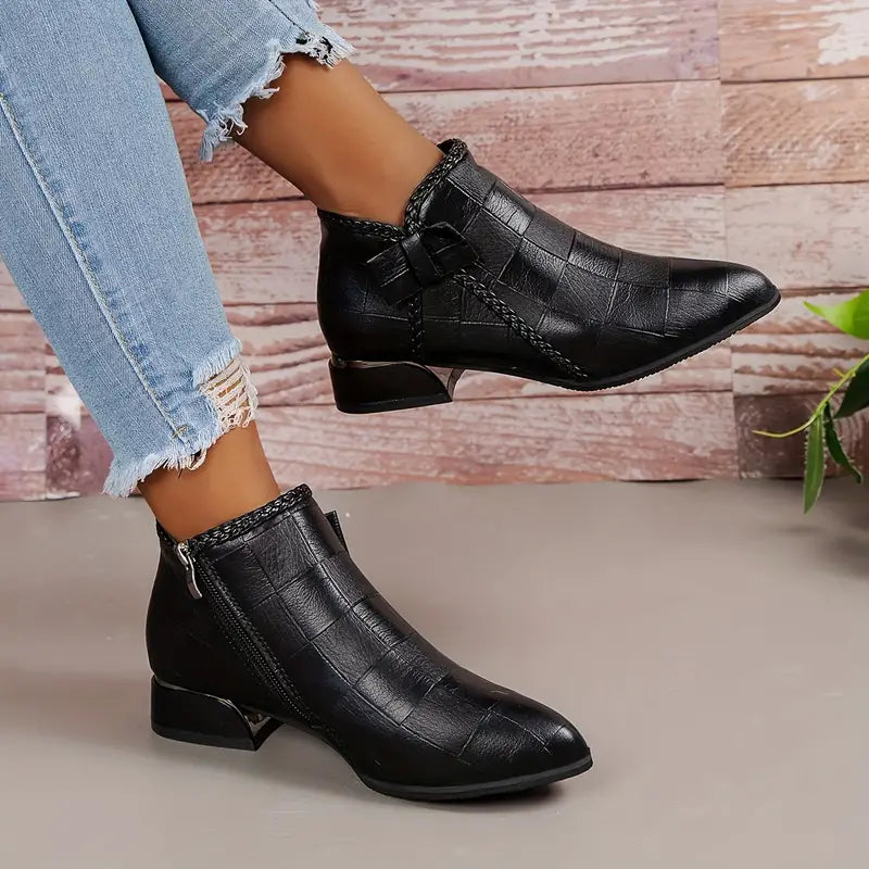 Elegante knöchelhohe Damenschuhe in Beige mit niedrigem Absatz, perfekt für Büro und Freizeit, bieten Komfort und Stil.