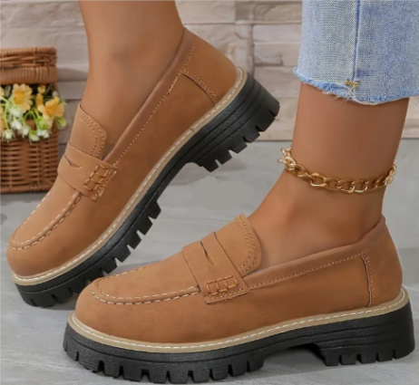 Elegante orthopädische Komfort-Slipper, beige Farbe, gepolsterte Sohle, rutschfest, ideal für stilvolle Alltagskleidung.