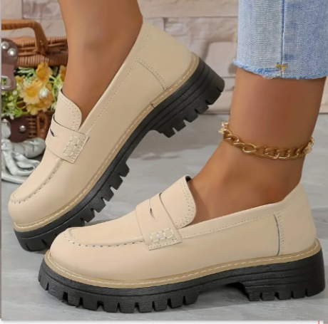 Elegante orthopädische Komfort-Slipper, beige Farbe, gepolsterte Sohle, rutschfest, ideal für stilvolle Alltagskleidung.