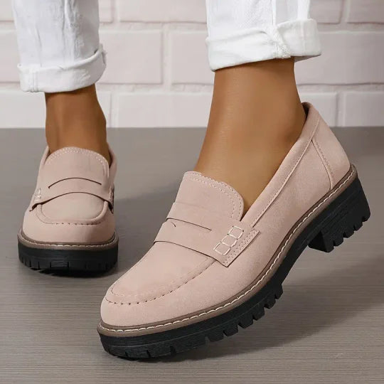 Elegante orthopädische Komfort-Slipper, beige Farbe, gepolsterte Sohle, rutschfest, ideal für stilvolle Alltagskleidung.