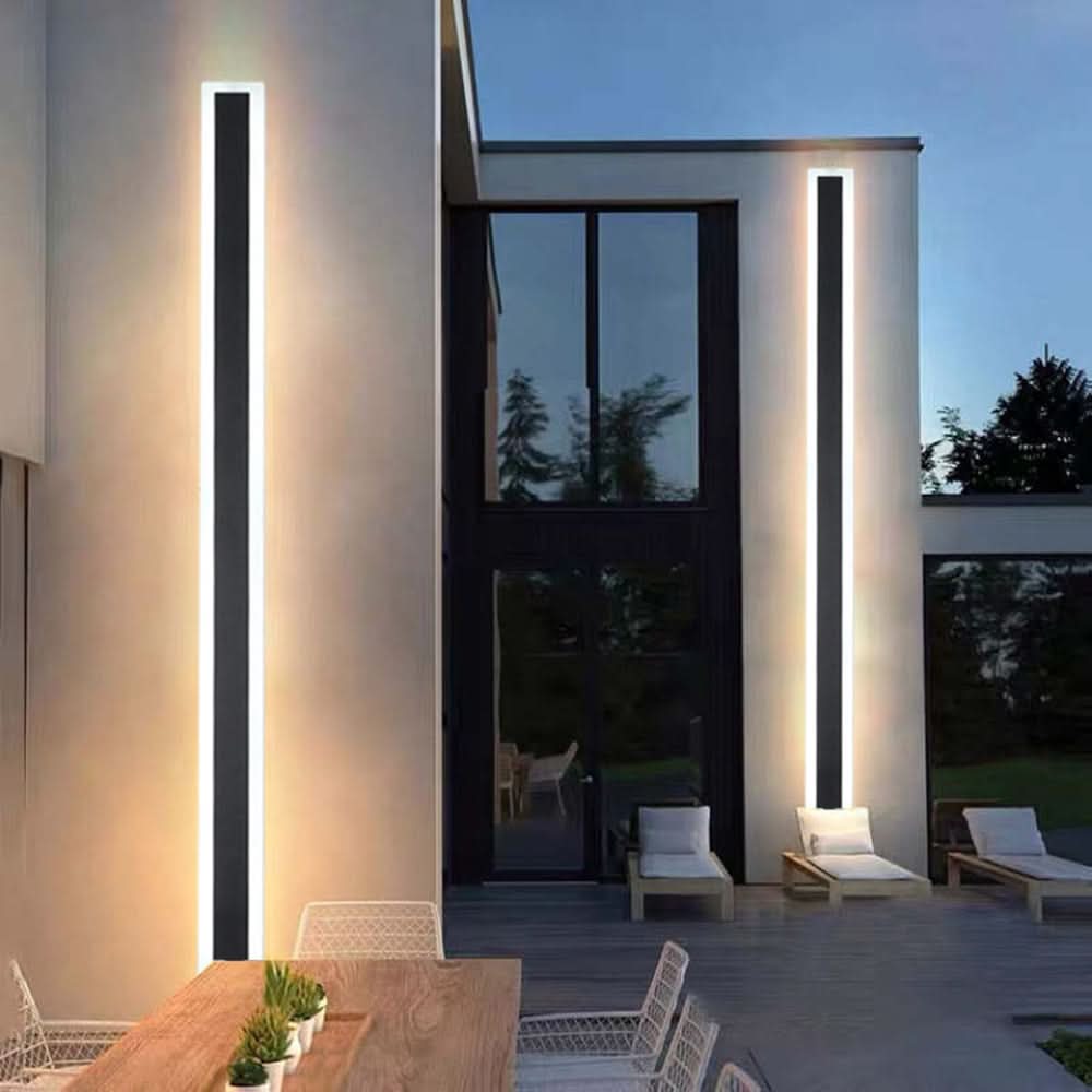 Elegante schwarze LED-Außenwandleuchte, modern und wetterfest, ideal für Garten oder Balkon mit energiesparendem Design.