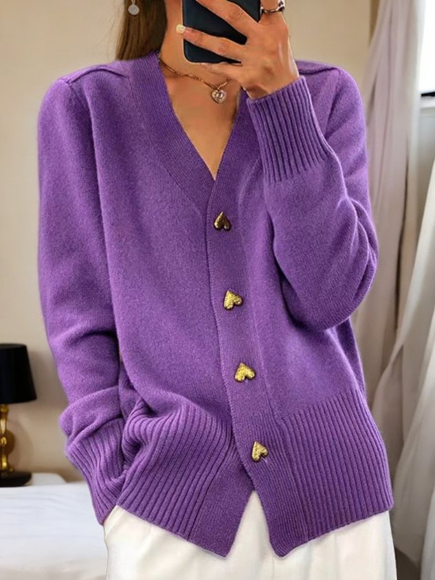 "Elegante taillierte Strickjacke mit herzförmigen Knöpfen, V-Ausschnitt und gerippten Abschlüssen, ideal für Damenmode."
